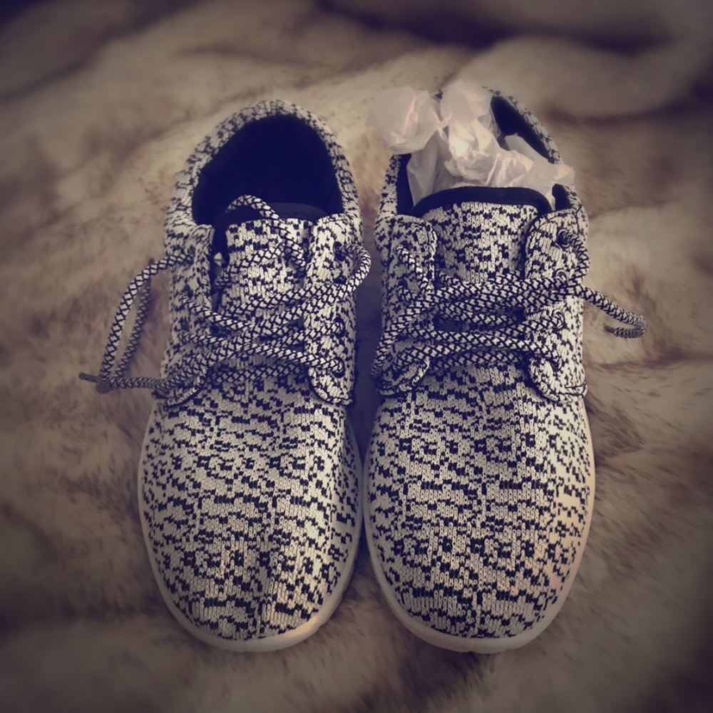 Women’s tennis shoes